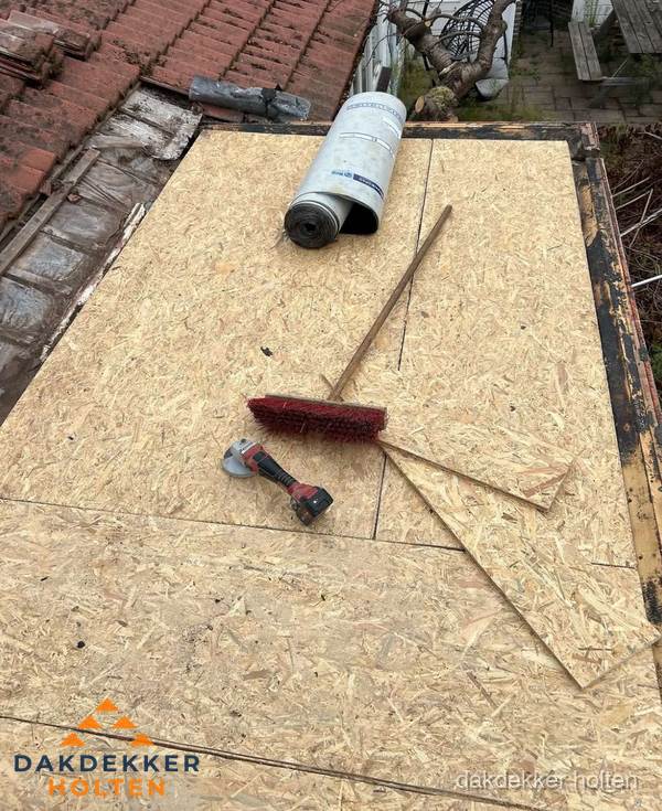 Plat dak vervangen met nieuwe OSB-ondergrond en bitumenrol in Holten Plat dak vervangen met nieuwe OSB-ondergrond en bitumenrol in Holten