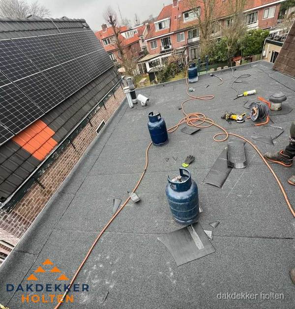 Daklekkage repareren met brandgereedschap op plat dak in Holten Daklekkage repareren met brandgereedschap op plat dak in Holten