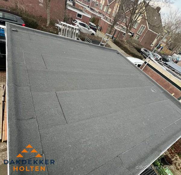 Nieuwe bitumen dakbedekking op plat dak van garage in Holten Nieuwe bitumen dakbedekking op plat dak van garage in Holten