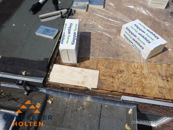 Plat dak isolatie met Kingspan isolatieplaten tijdens renovatie in Holten Plat dak isolatie met Kingspan isolatieplaten tijdens renovatie in Holten