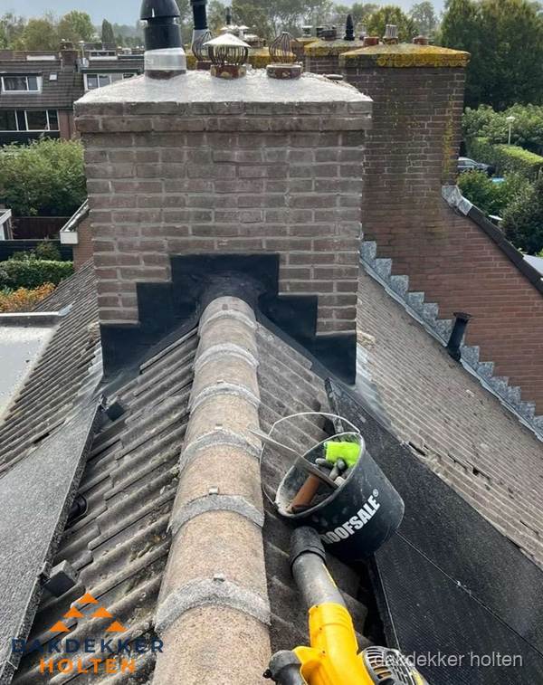 Schoorsteen met loodaansluiting en nokvorst op pannendak in Holten Schoorsteen met loodaansluiting en nokvorst op pannendak in Holten