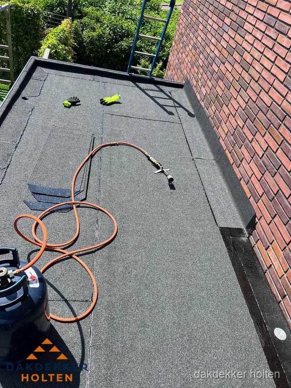 Plat dak met bitumen en brandgereedschap van dakdekkersbedrijf in Holten Plat dak met bitumen en brandgereedschap van dakdekkersbedrijf in Holten