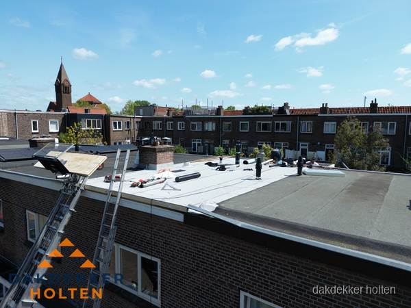 Dakdekkers aan het werk op plat dak in Holten Dakdekkers aan het werk op plat dak in Holten