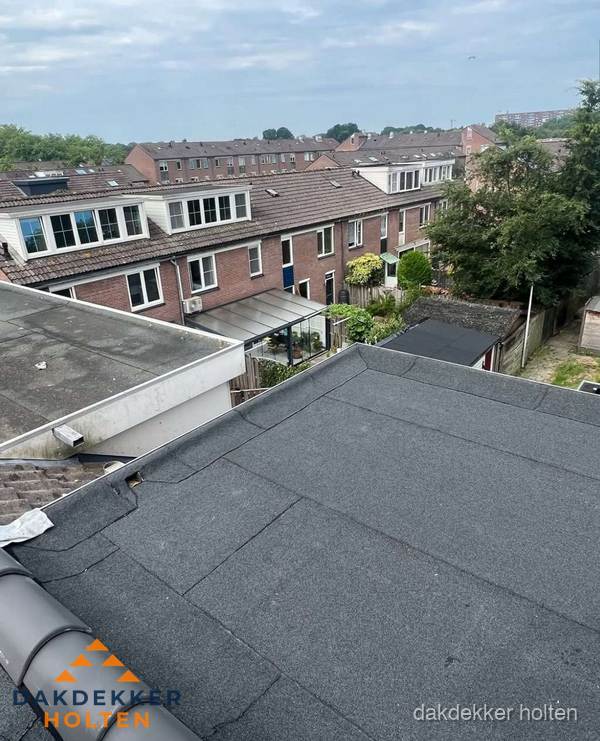 Vernieuwd plat dak met bitumen in woonwijk in Holten Vernieuwd plat dak met bitumen in woonwijk in Holten