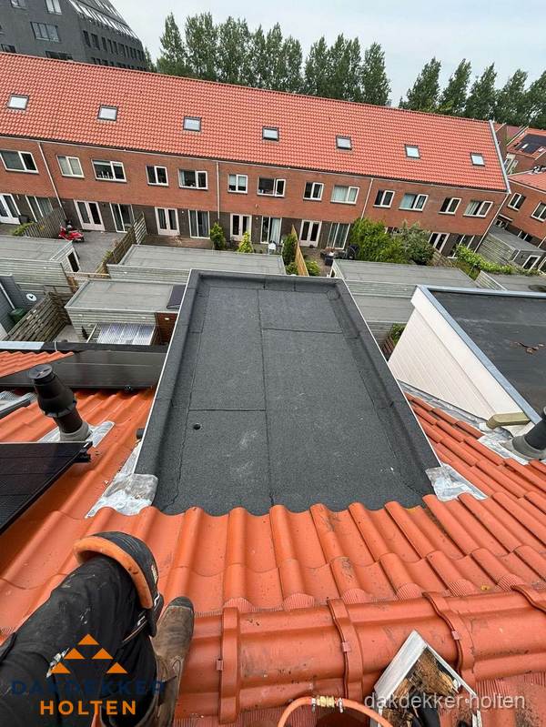 Bitumen dak reparatie op plat dak tussen dakpannen in Holten Bitumen dak reparatie op plat dak tussen dakpannen in Holten